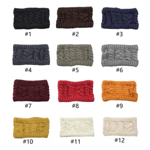 Vue détaillée du bandeau en tricot tressé épais présentant plusieurs options de couleur.