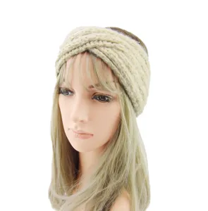 Bequemes gestricktes Twist-Stirnband fuer warme Ohren und einen modischen Winterstil.
