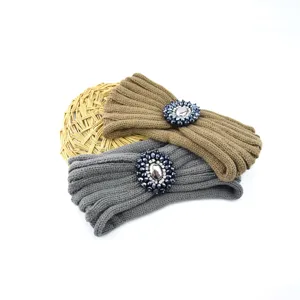 Vista dettagliata della fascia in maglia con strass di cristallo, accessorio per capelli.