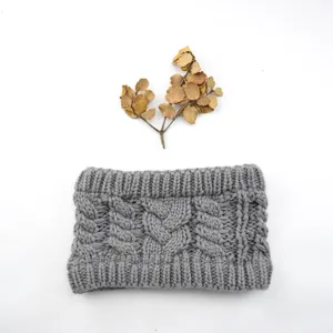 Détail de bandeau tricoté gris, accessoire de cheveux chaud en laine élastique.