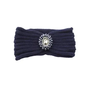 Primo piano dettagliato della fascia in maglia blu scuro con scintillante strass centrale.