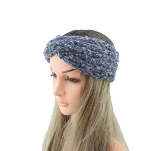 Nahaufnahme des klobigen Strickstirnbands mit Kreuz-Design, strukturierter Mohair-Wolle.