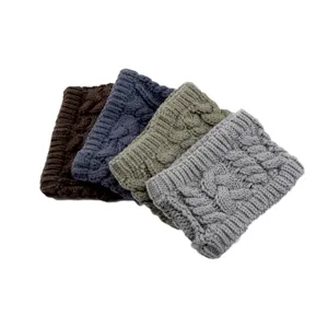 Gros plan sur les banderoles tricotées torsadées d'hiver, cache-oreilles élastiques chauds.