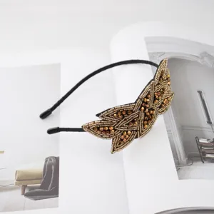 Handgemachter Perlen Haarreif mit funkelnden Kristallen und elegantem goldenen Design.
