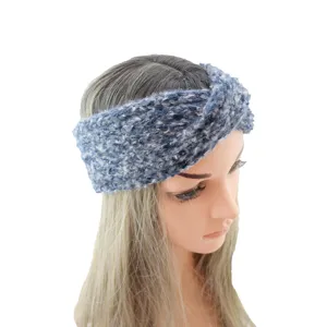 Detailansicht des kuscheligen, mehrfarbigen Strickstirnbands, das am Kopf getragen wird.