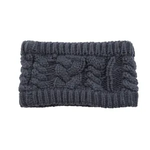 Gros plan détaillé d'un bandeau d'hiver en tricot gris foncé, accessoire chaud.