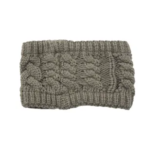 Vue detaillee de la texture du bandeau en laine tricot tresse, accessoire doux et chaud.