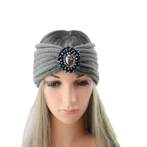 Fascia lavorata a maglia grigia con strass e gemma, accessorio per capelli caldo invernale.