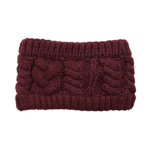 Vue rapprochée de la texture du bandeau tricoté d'hiver avec un design bordeaux chaud.