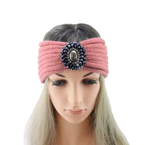 Fascia in maglia rosa con grandi strass di cristallo nero per calda moda invernale.