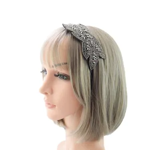 Detailansicht eines funkelnden Perlenhaarreifs, elegantes Strass-Haaraccessoire für Damen.