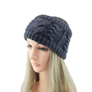 Vue détaillée du bandeau tricoté gris foncé, cache-oreilles élastique chaud pour hiver