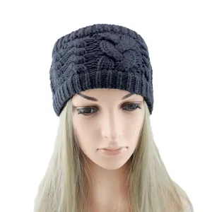 Vue détaillée du bandeau en tricot torsadé gris foncé, accessoire chaud d'hiver.