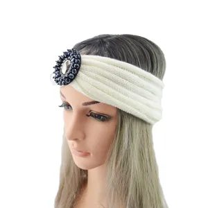 Fascia in maglia bianca con spilla floreale di strass di cristallo, accessorio invernale.