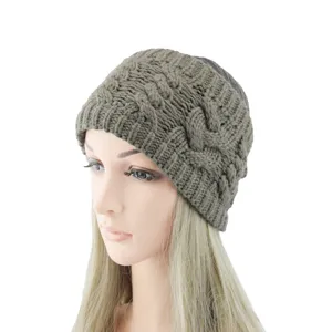 Gros plan detail bandeau tricot cable vert-gris accessoire cheveux hiver chaud elastique.