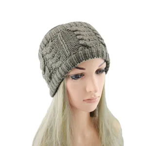 Vue détaillée du bandeau tricoté torsadé vert gris, accessoire cheveux hiver chaud.