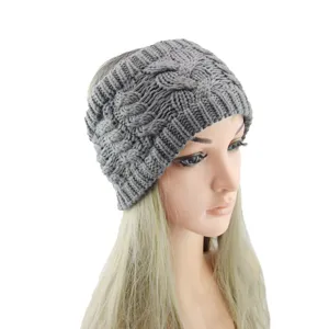 Détail en gros plan du bandeau d'hiver gris en maille torsadée sur un mannequin.