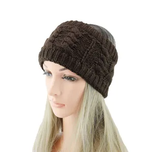 Détail de bandeau en tricot torsadé marron foncé, accessoire de cheveux chaud d'hiver.