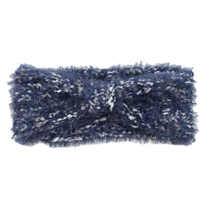 Detalle de diadema de punto azul, accesorio de pelo de invierno calido, textura suave.