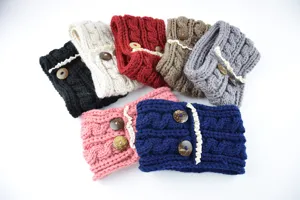 Detailansicht des handgemachten Strickstirnbandes mit Holzknöpfen für warme Wintermode