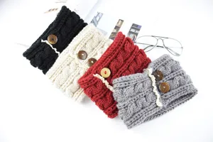Strick Stirnband Detailansicht gemütlicher Winter Ohrenwärmer mit Holzknöpfen und Spitze.