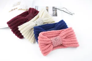 Dettaglio della fascia lavorata a maglia invernale con fiocco di paillettes, accessorio.