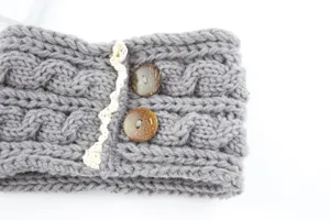 Graues Strickstirnband mit Spitzenborte und Holzknöpfen warmer Winter Haarschmuck Ohrenwärmer