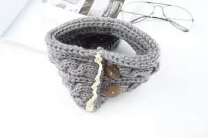 Graues Strick Stirnband Ohrenwärmer mit Knöpfen Spitzenbesatz handgemacht Winter Mode Haarschmuck