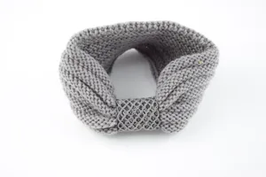 Fascia per capelli invernale in maglia grigia da donna con fiocco decorato di paillettes