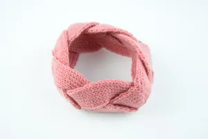 Nahaufnahme des gemütlichen rosa Strick-Haarbandes mit Zopfmuster, weiches Winteraccessoire.