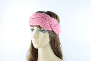 Detailansicht des rosa Strick-Haarbands mit Zopfmuster, warmer Ohrenwärmer für den Winter.