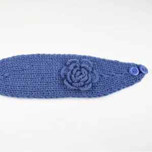 Blaues gestricktes Blumen Stirnband Ohrenwärmer, kuscheliges Woll Haarband für den Winter.