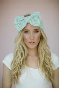 Detalle diadema lazo punto, verde menta accesorio cabello cálido invierno mujer moda.