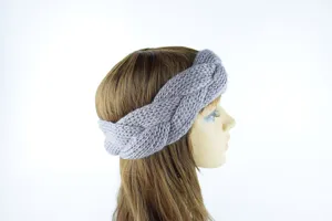 Graues gestricktes geflochtenes Stirnband Detail, Herbst Winter warmes Haaraccessoire.