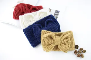 Vista detallada de diadema de punto hecha a mano con lazo, accesorios de pelo de invierno cálidos.