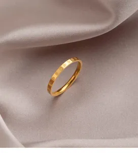Vue détaillée d'une élégante bague en acier titane doré avec un joli motif de cœur gravé.