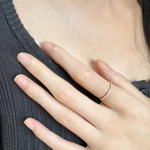 Détail de la bague fine minimaliste en émail, anneau géométrique plaqué or 18 carats style.