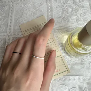Bague émail goutte d'huile ultra-fine acier titane plaqué or 18K lignes géométriques détail