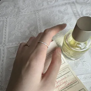 Vue détail de la bague géométrique émail ultra-fine, design empilé minimaliste sur la main.