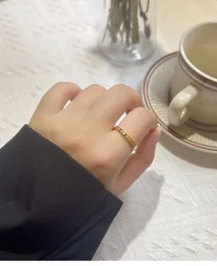 Gros plan détaillé d'une bague en acier inoxydable doré avec motif de cœur pour un usage quotidien.