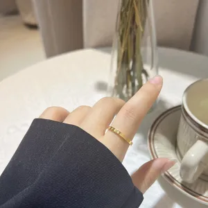Bague cœur en or pour femme, alliance minimaliste en acier titane pour le style quotidien.