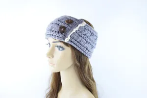 Nahaufnahme eines gemütlichen grauen Strickstirnbands mit schönen Knöpfen und Spitze.