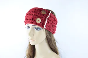 Rotes gehäkeltes Strickstirnband mit Holzknöpfen und Spitzenbesatz, winterliches Haaraccessoire.