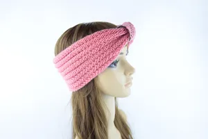 Vista dettagliata di una fascia in maglia rosa, che mostra la sua consistenza morbida e nodo.