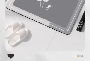 Grijs kiezelgur badmat met paardebloem motief en antislip ontwerp voor de badkamer.