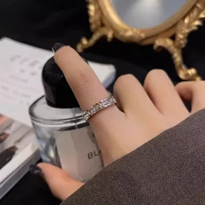 Gros plan détaillé d'une bague étincelante incrustée de cristaux portée à la main, élégante.