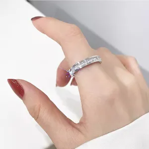 Bague minimaliste élégante avec pavé de diamants pour femmes en acier titane de luxe.