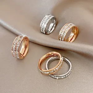 Bague en Acier Titane Pavé de Strass pour Femmes Luxe Sans Décoloration Géométrique Empilable Bague au Doigt Couple Bijoux Cadeau