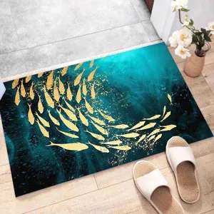 Vista detallada del felpudo con patrón de peces dorados en suelo de madera con decoración.