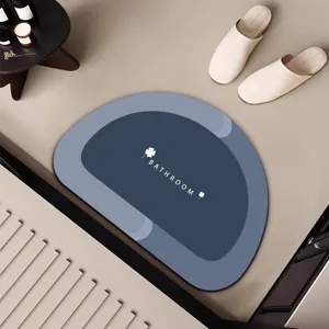 Gros plan détail tapis bain terre diatomée antidérapant surface bleue élégante et pratique.